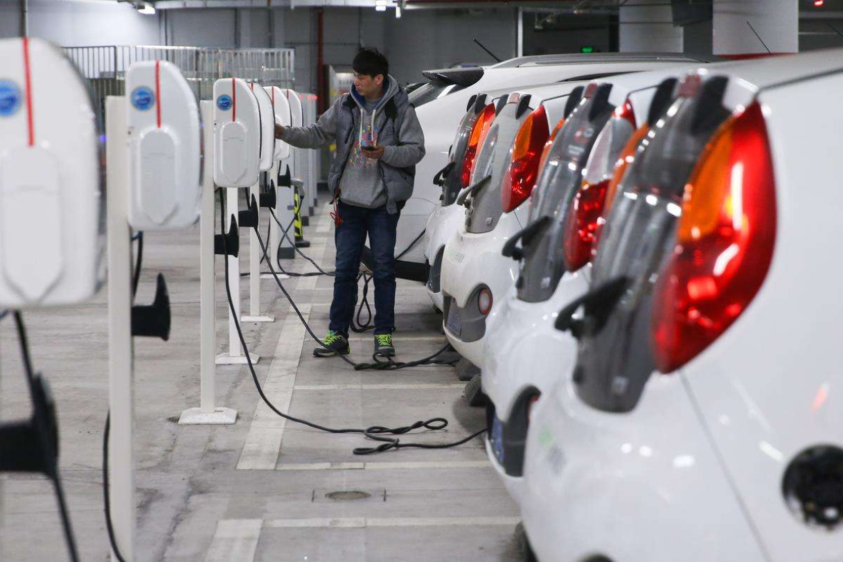 中国新能源汽车巨头，正式“打败”特斯拉，成为全球第一名！