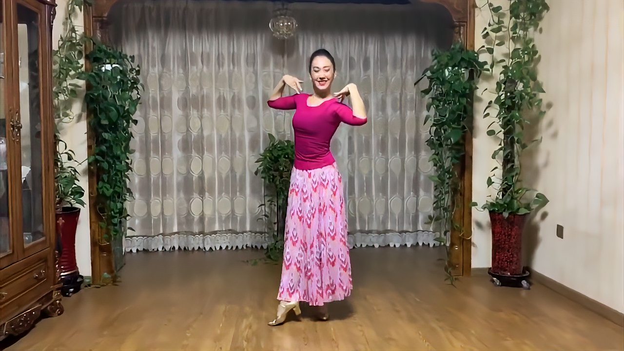一起来学维吾尔族舞蹈!吐松尼沙老师:后脚步点踏、滑冲步等