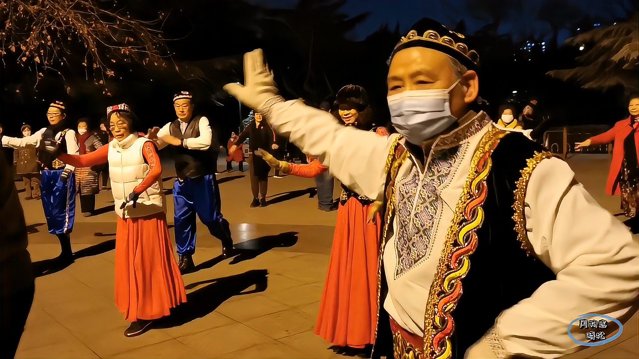青岛海泊河文化公园新疆舞表演,舞蹈活泼优美!