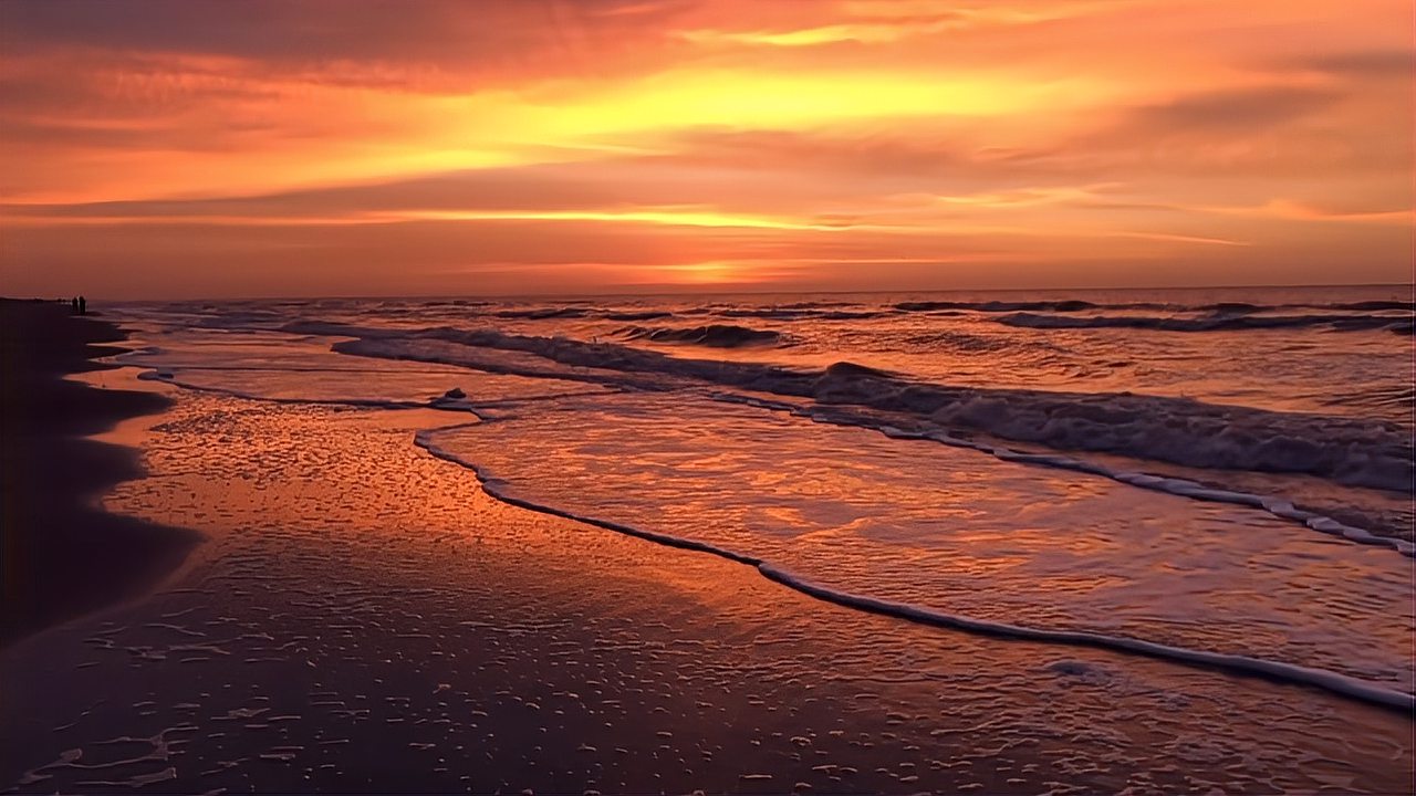 [图]傍晚的海边,夕阳西下,海浪拍打着海岸