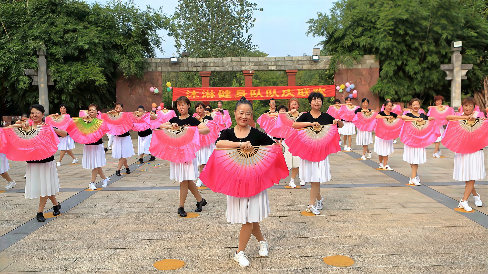 衡阳沐林健身广场舞:大型扇子舞——《兰花花》,活泼欢快