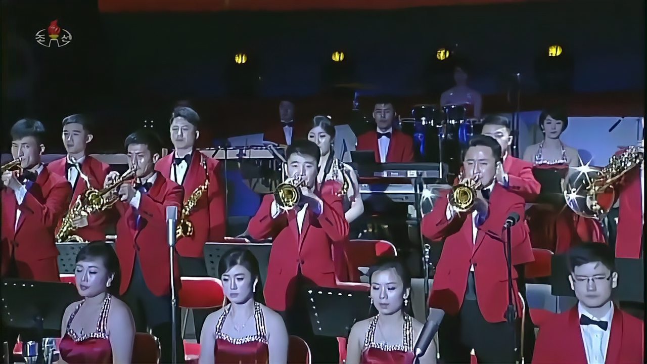 [图]音乐《千里马在飞奔》——平壤体育馆庆祝朝鲜八大演出《歌颂党》