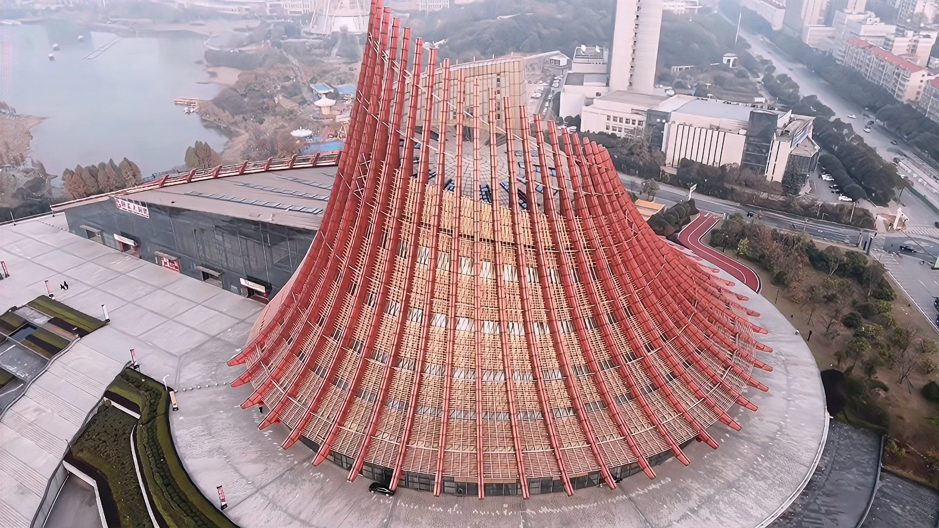 [图]航拍株洲神农大剧院:外形酷似草帽,建设难度超大!堪比鸟巢