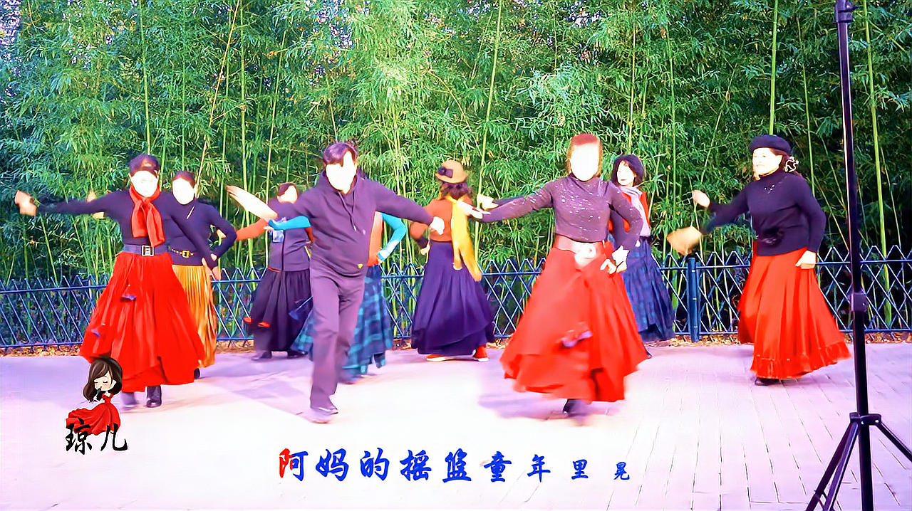 姜老师领舞《草原的月亮》舞姿优美大气,太漂亮了!