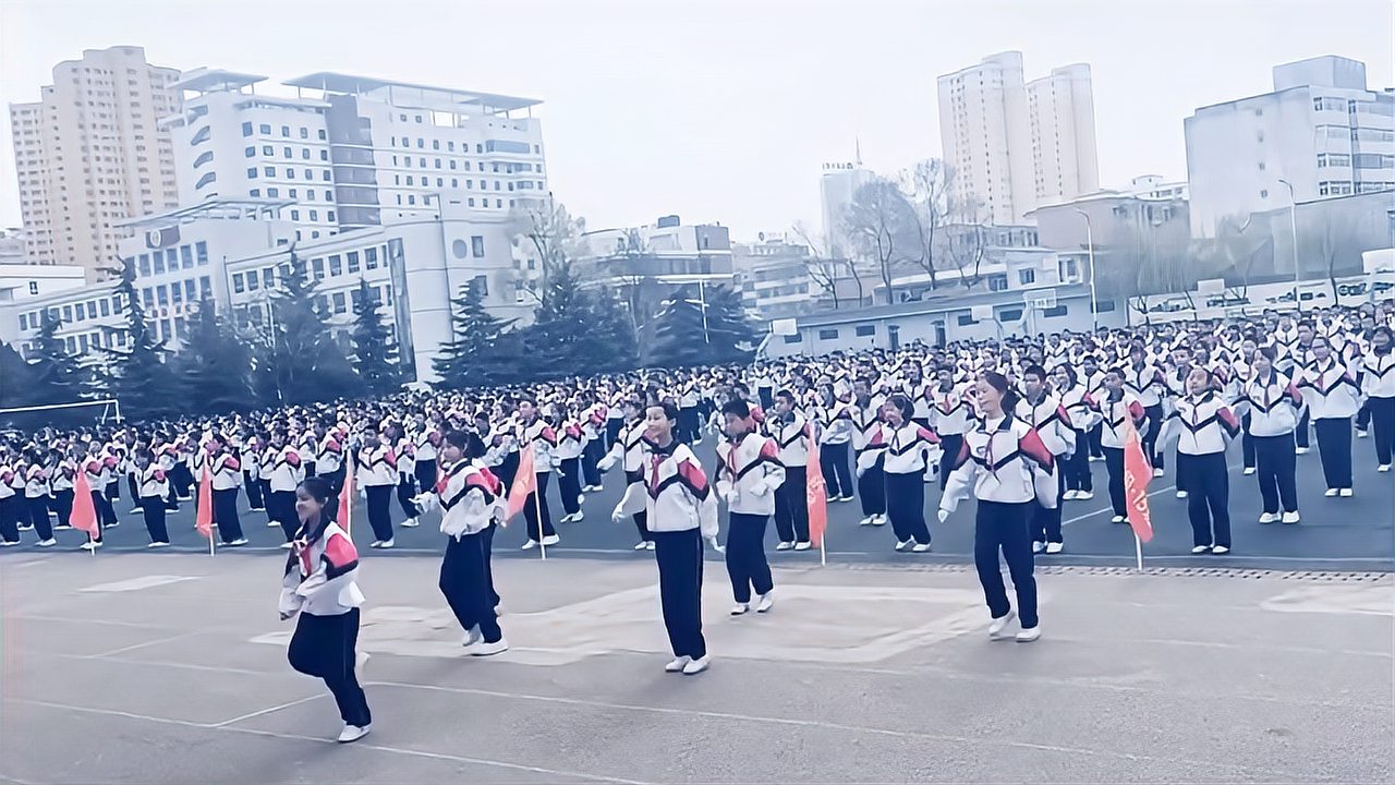 [图]创意课间操《少年与花儿》，甘肃临夏一学校千人同跳，领舞成亮点