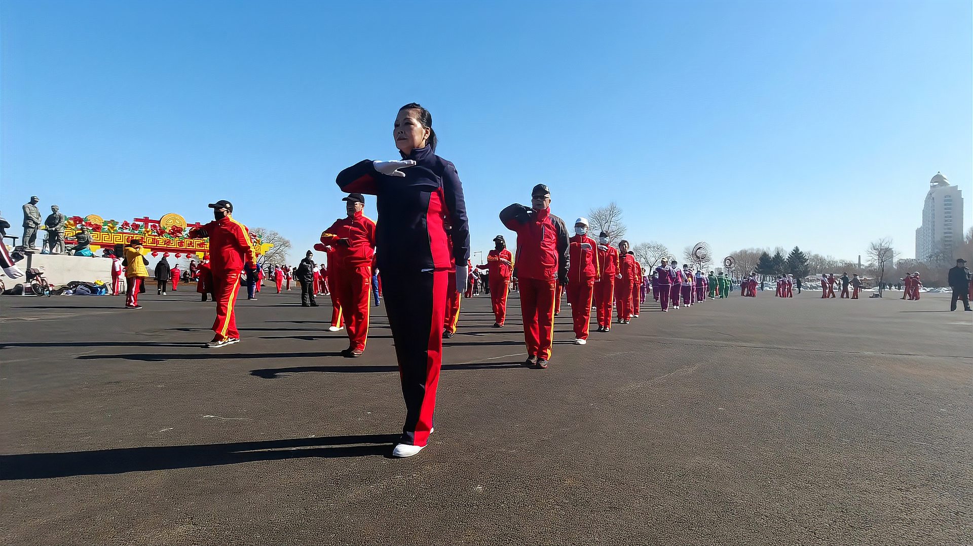 中国最火广场舞，佳木斯行进有氧健身操，千人在线走着快乐的步伐