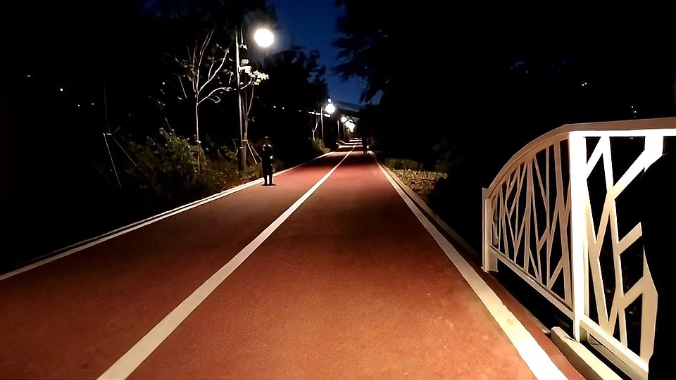 [图]黑夜里一条红跑道