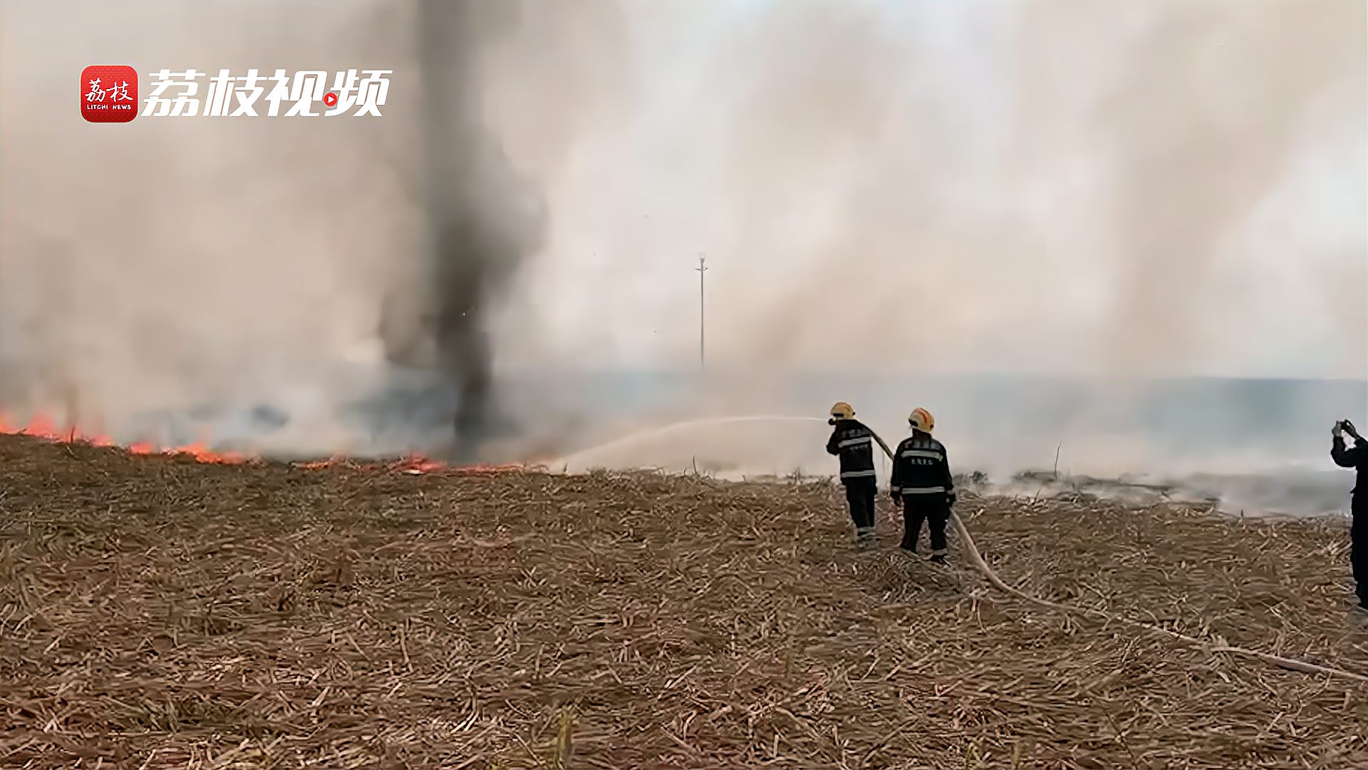 [图]壮观!消防出警救火遭遇罕见“龙卷烟”