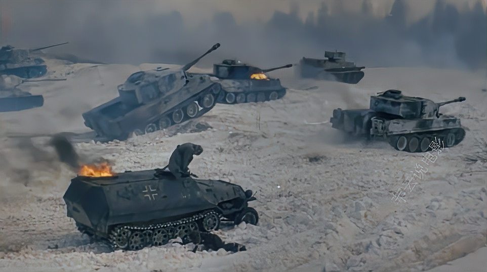 [图]二战片：德军数千辆坦克挺进莫斯科，喀秋莎火箭炮霸气反击，震撼