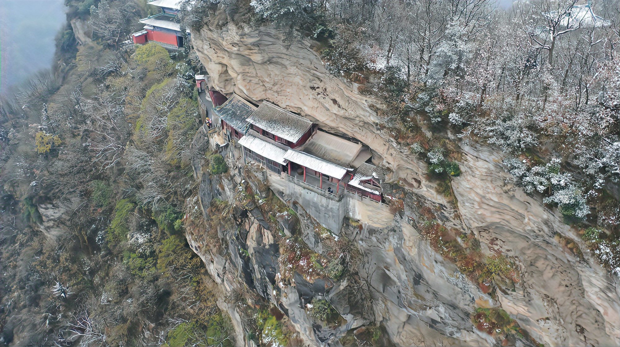 [图]实拍武当山的南岩宫，不知道当时是怎么建成的，看着太吓人了