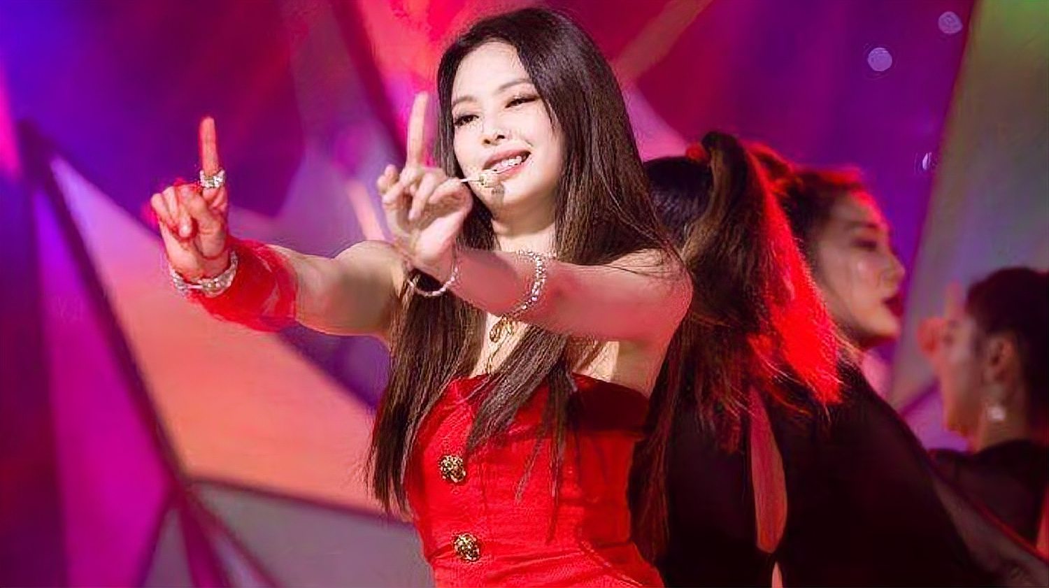 [图]JENNIE现场表演《SOLO》,性感舞姿太有魅力,网友:没丢组合的脸