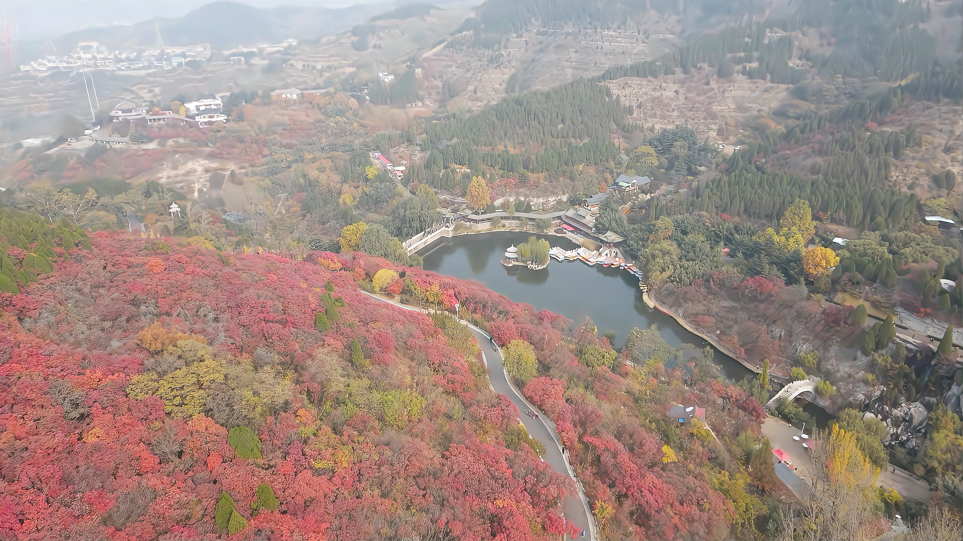 [图]航拍济南红叶谷，北方最大的红叶欣赏地，万山红遍层林尽染