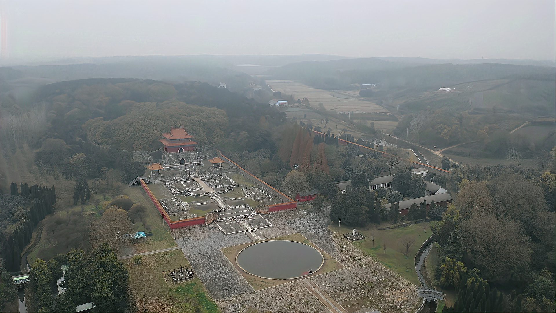 [图]湖北发现一女子墓，陵墓规模比皇帝的陵墓还宏大，她是谁？