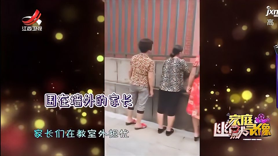 [图]孩子上幼儿园是一次小别离,孩子在教室里哭,家长在教室外担忧