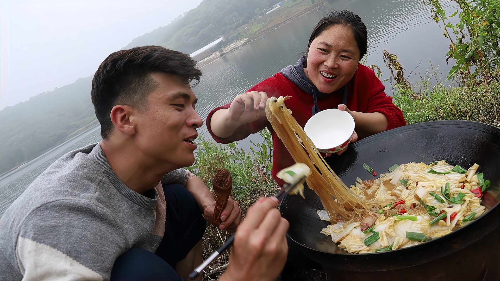 [图]胖妹给表哥干农活，顺便蹭顿饭，表哥做啥来招待？胖妹边吃边夸