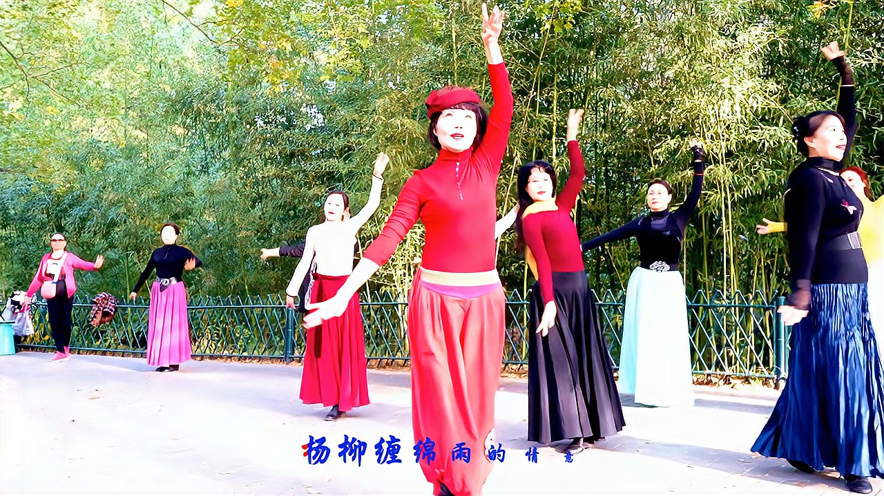 紫竹院广场舞《江南雨》杜老师跳得美极了!