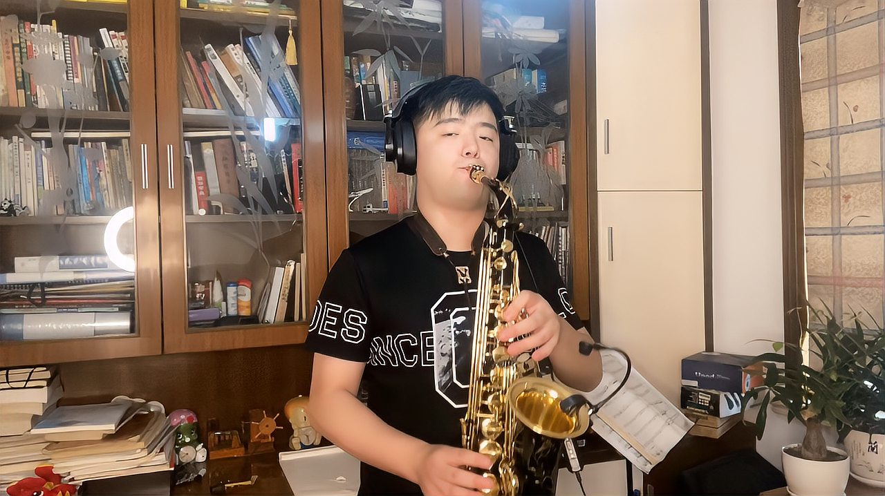 [图]「萨克斯」小伙儿深情演奏Careless Whisper《无心快语》好听!