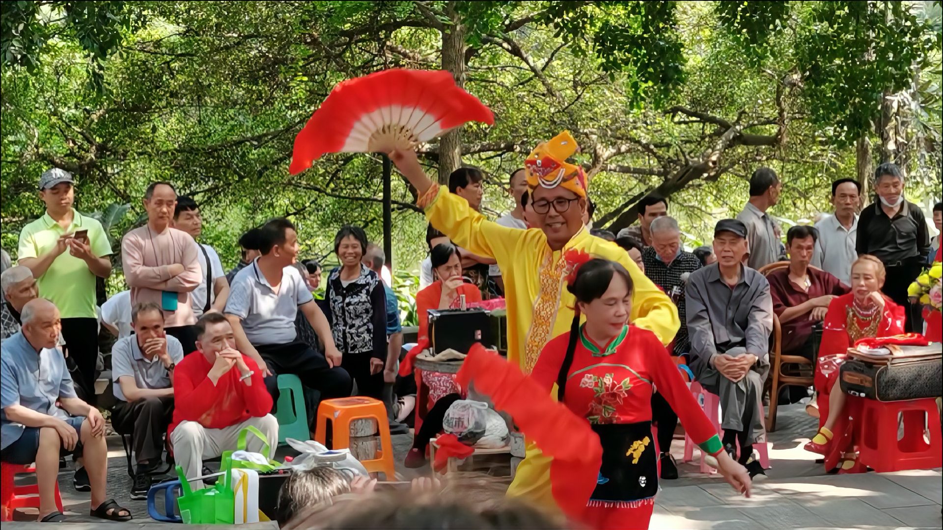 [图]柳州市鱼峰山下业余剧团在表演彩调剧《王三打鸟》片段。