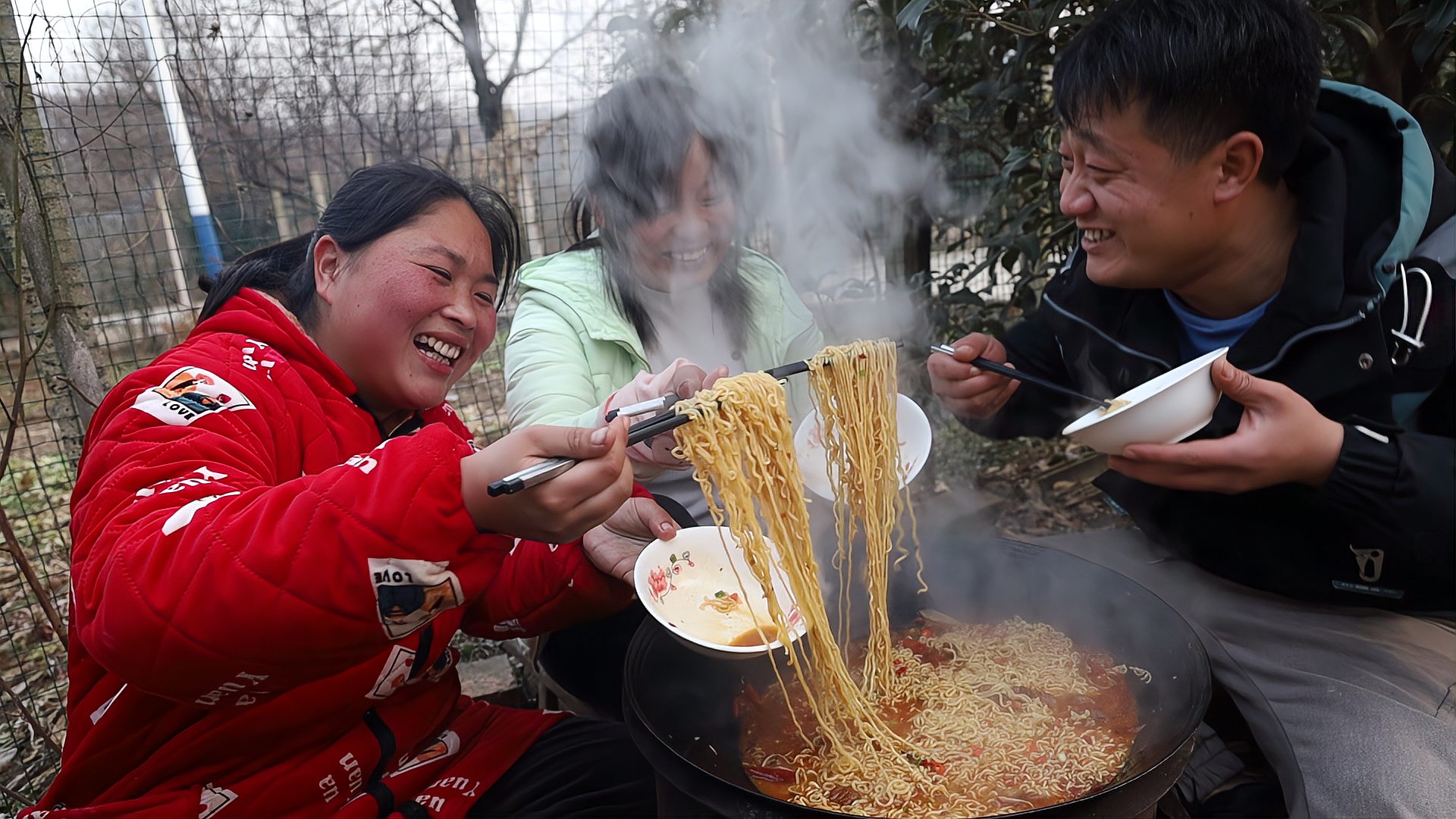 [图]花100买3斤肥肠，煮锅肥肠面，胖妹的拿手菜，3人吃到停不下来