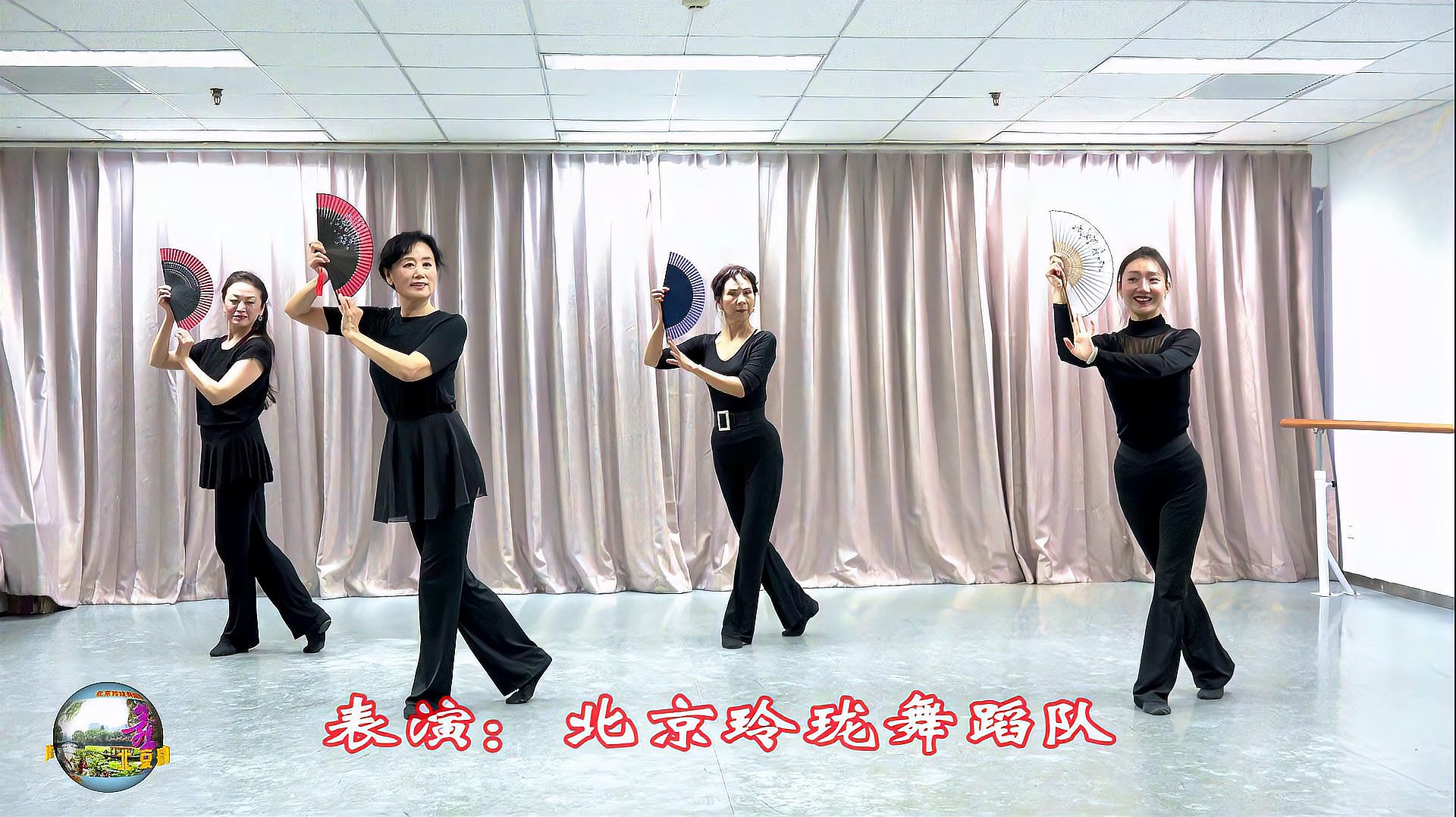 玲珑广场舞，四个美女表演古典折扇舞《旗袍美人》