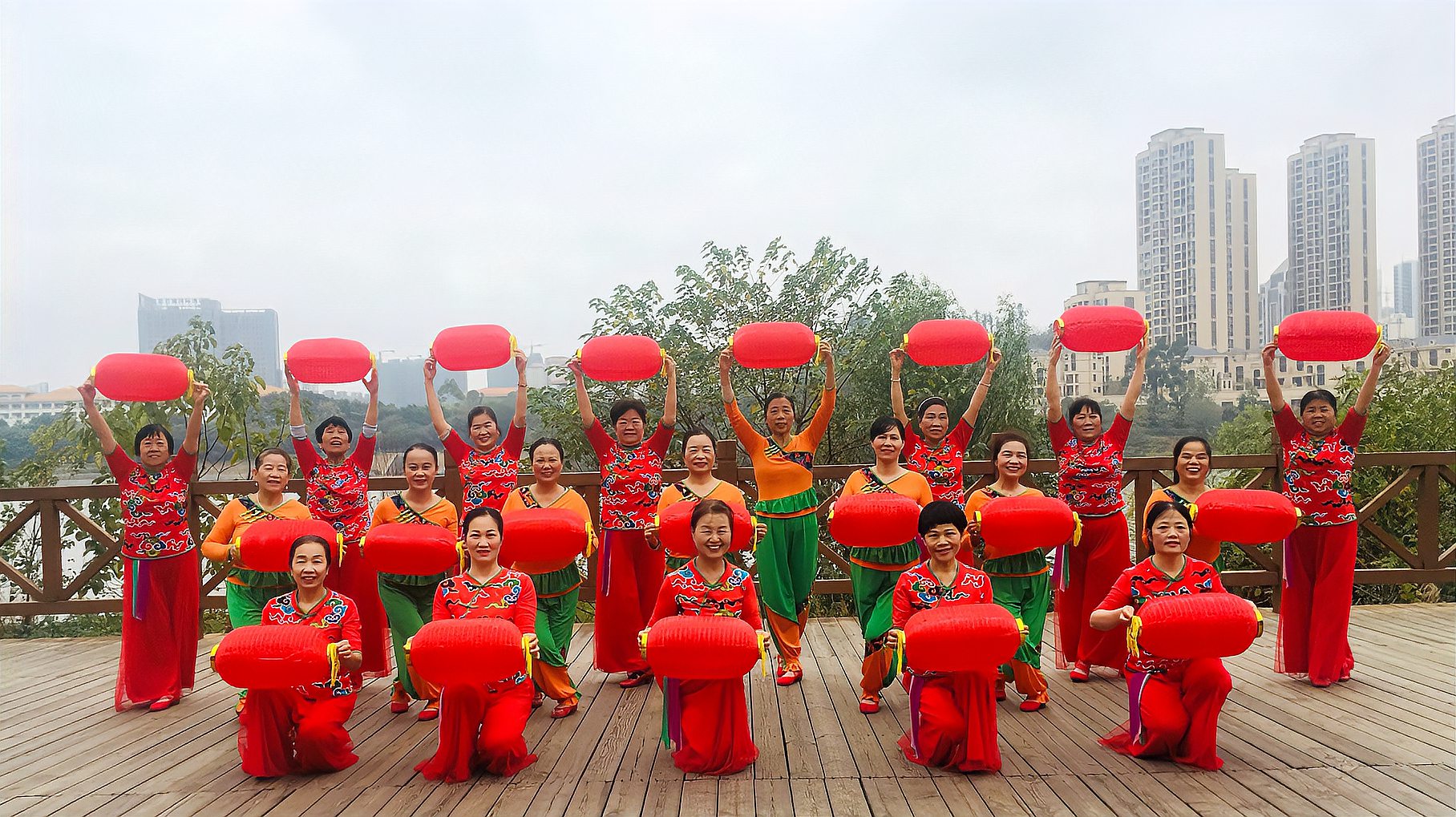 [图]喜庆灯笼舞《欢欢喜喜过大年》欢欢喜喜迎新年