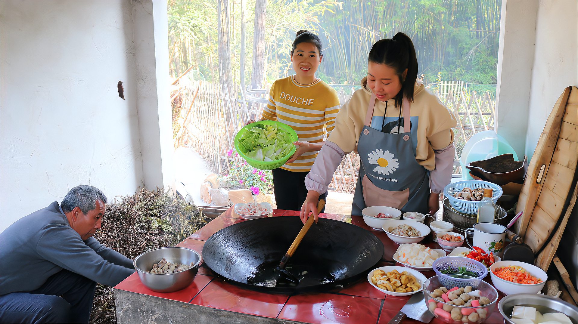 [图]农村10几口人的大家庭，相聚在一起吃午餐，简单的饭菜吃得真香