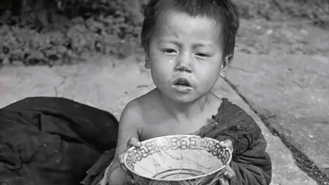 [图]1946年湖南大饥荒真实影像:饿殍遍野, 手捧大碗讨不到一粒米