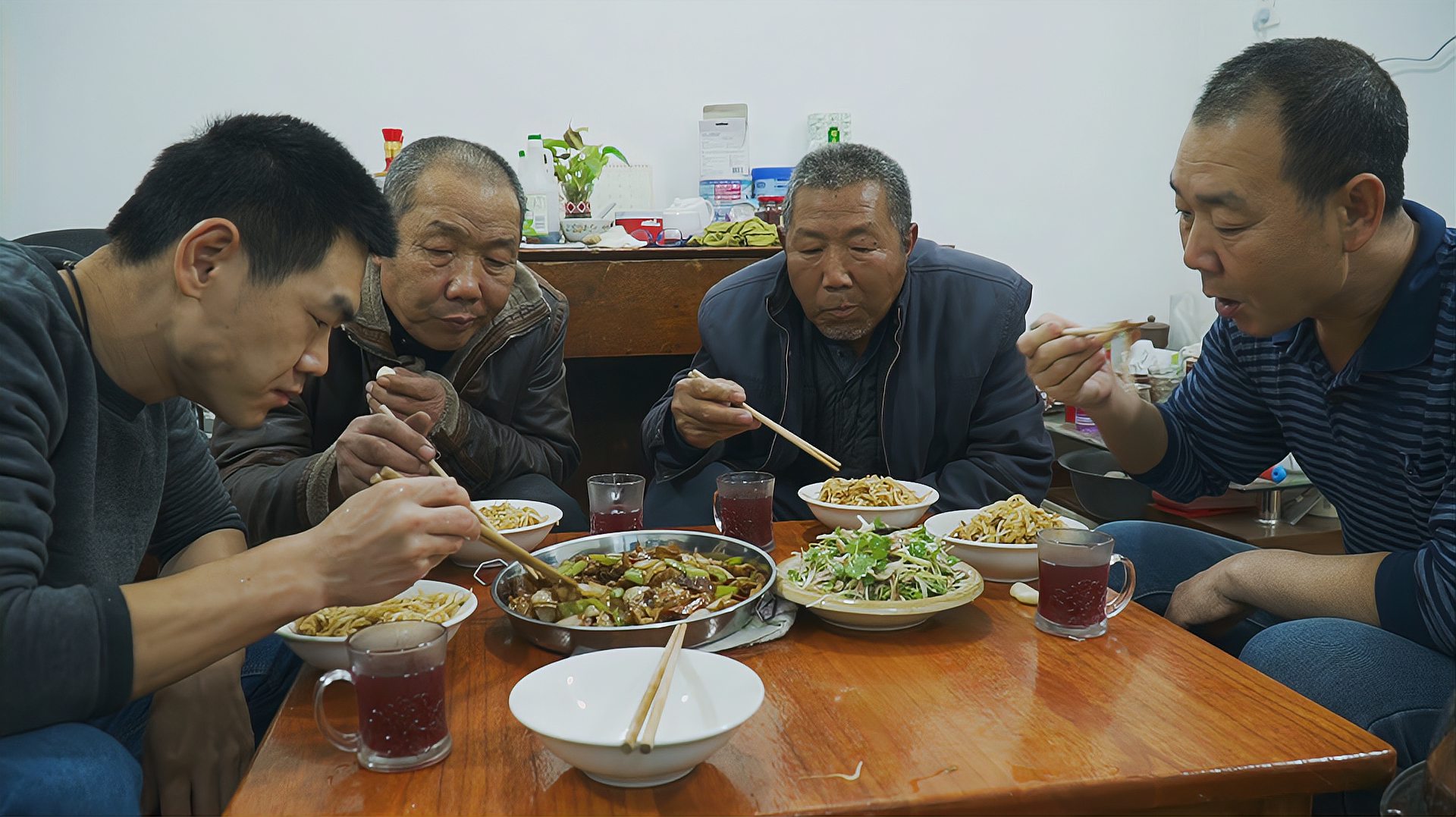 [图]大伯想吃溜肥肠了，阿远爆炒一道猪大肠，炒了两锅炒饼，吃安逸了