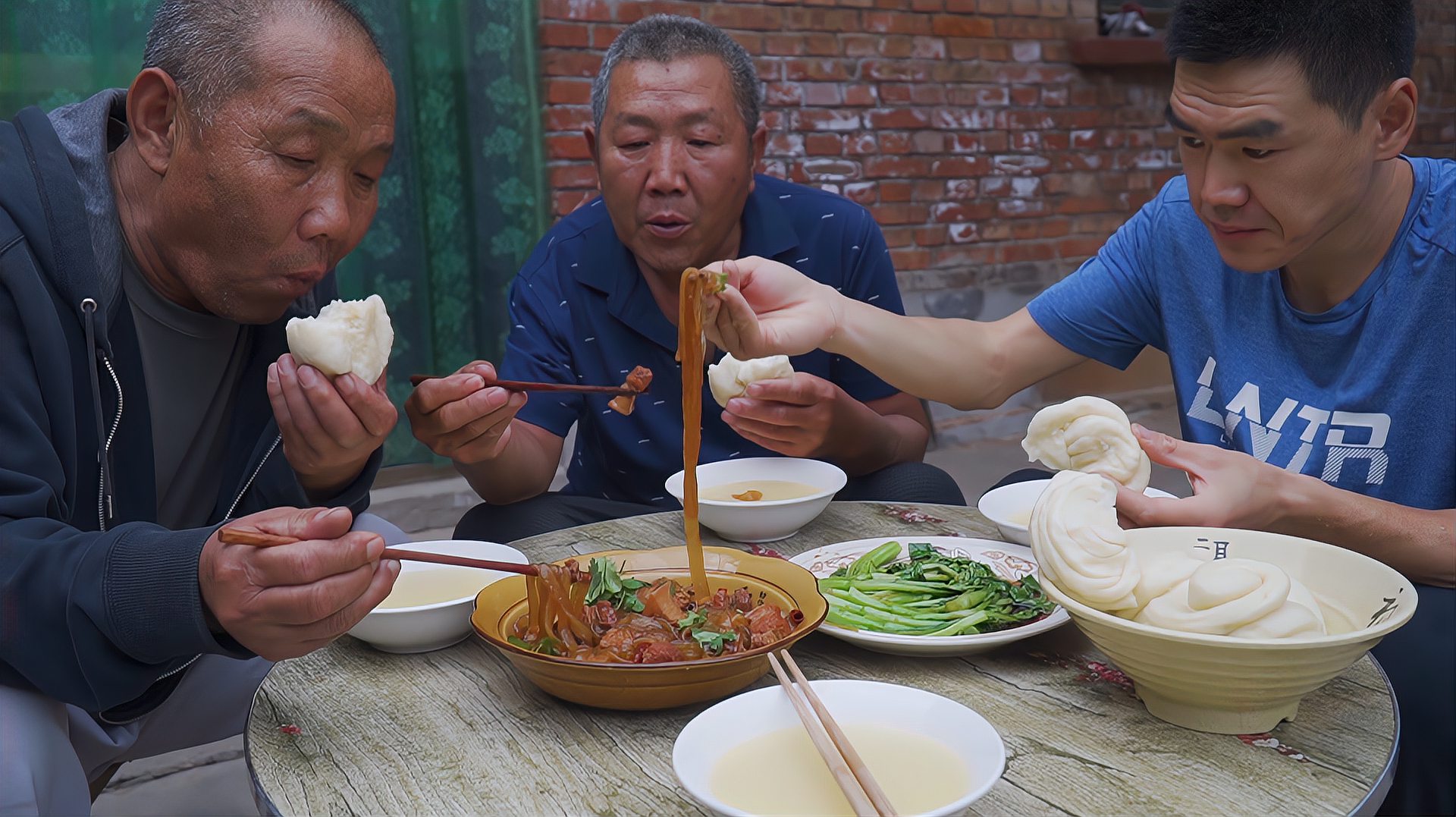 [图]阿远做红烧肉炖粉条，5斤猪肉炖一锅，配上红薯粉，仨人吃得安逸