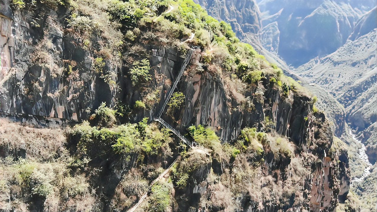 [图]悬崖上的村庄，曾经的世外桃源，到现在已经成为被社会抛弃的角落