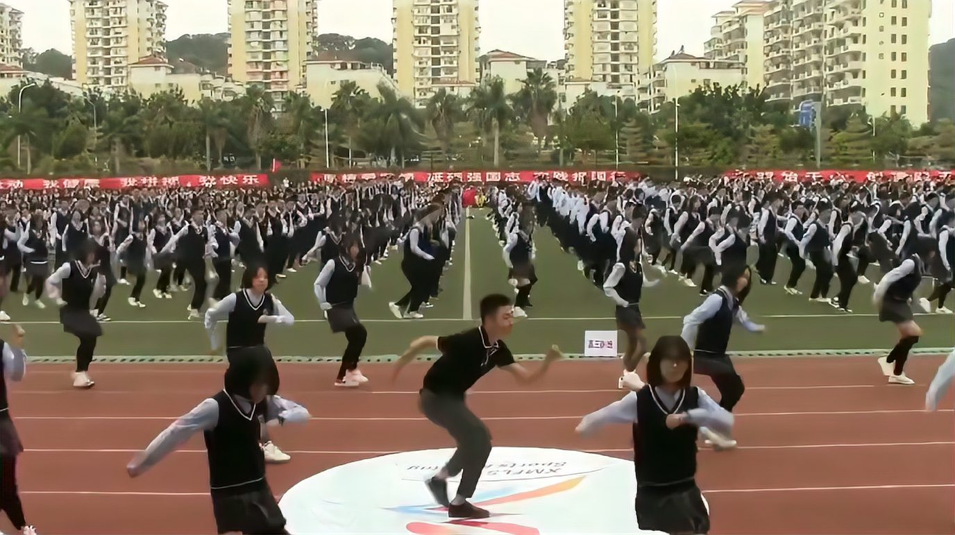 [图]现在的老师太调皮了！课间操突然放起神曲，同学们都精神了！