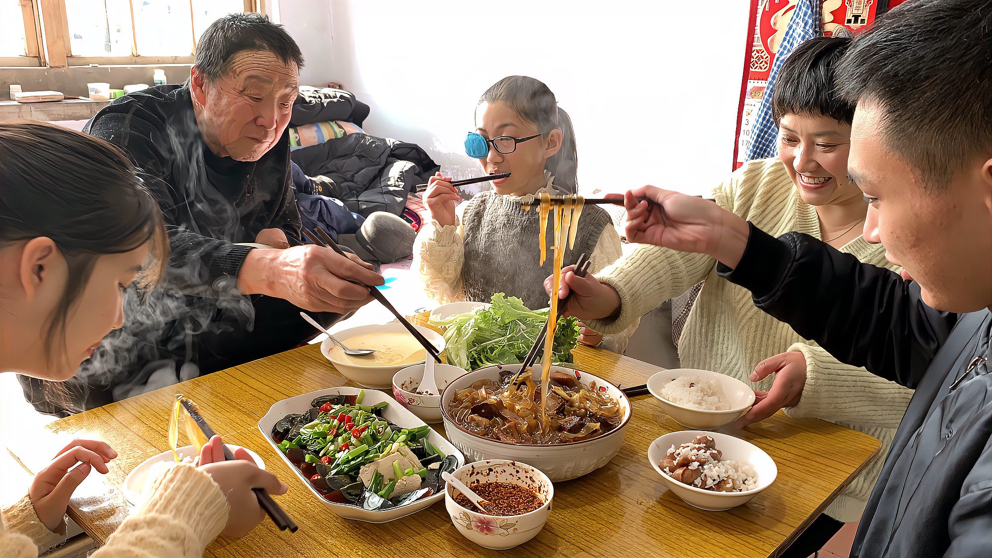 [图]宁静的农家小院，简单的农家饭菜，一家人围在桌旁有说有笑好开心