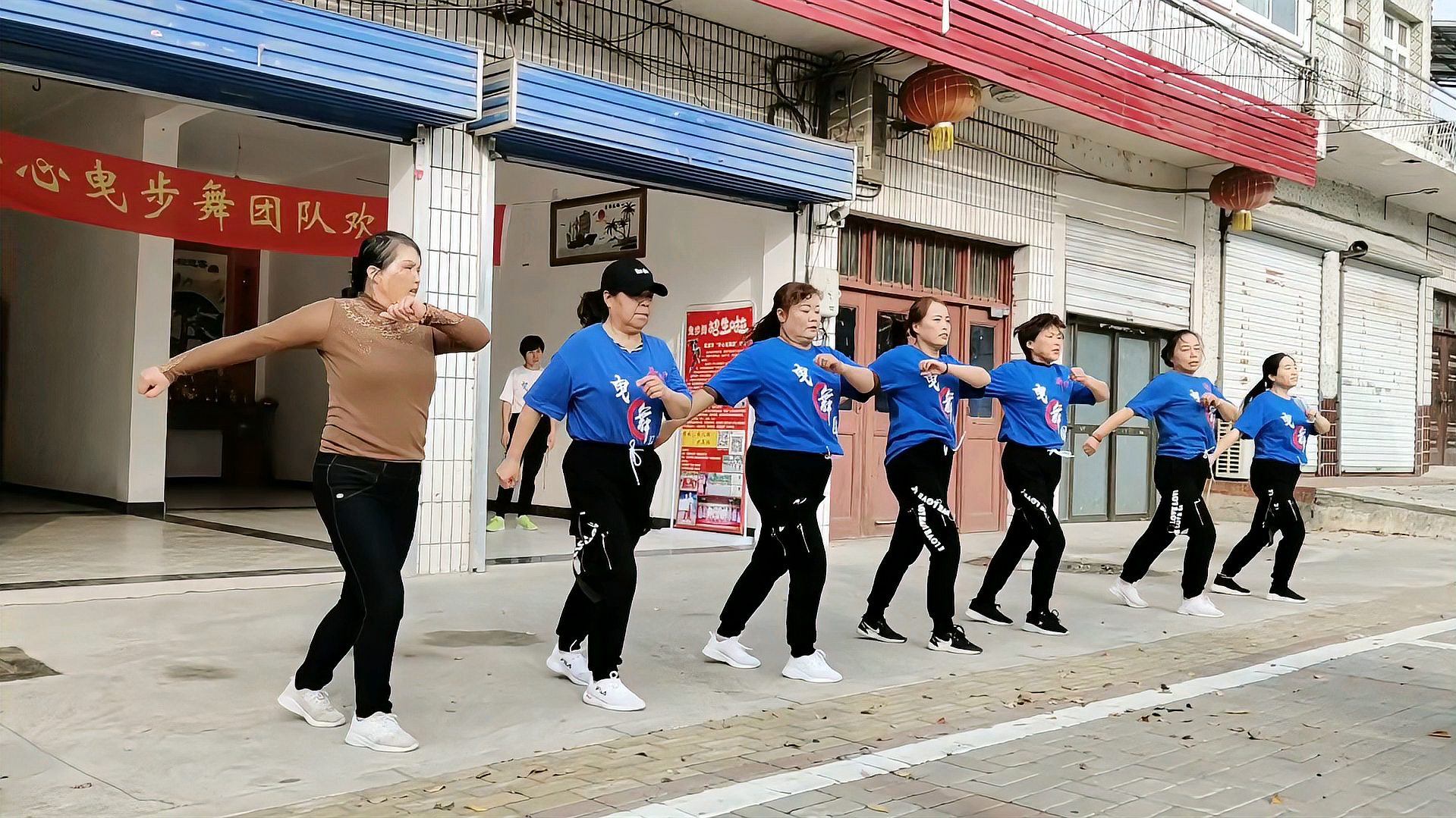 [图]广场鬼步舞最简单最基础的舞步《奔跑》学会它就成功了一半