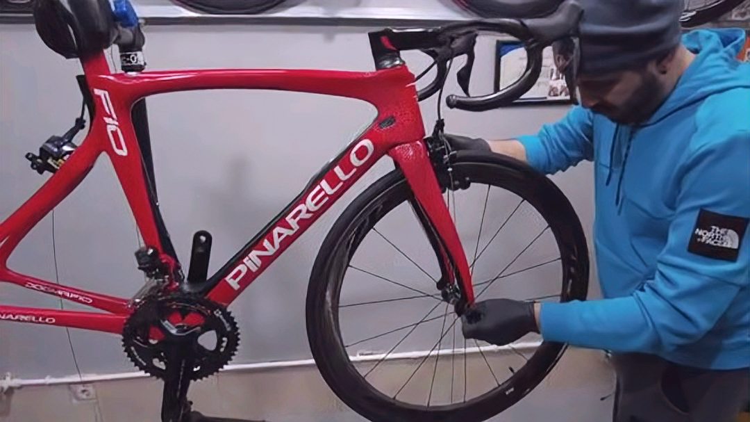 [图]3次勇夺环法冠军坐骑解析:Pinarello Dogma F10组装视频