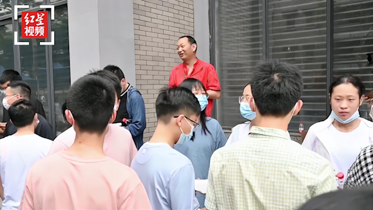 [图]正常发挥就是超常发挥 考场前班主任为学生送出寄语