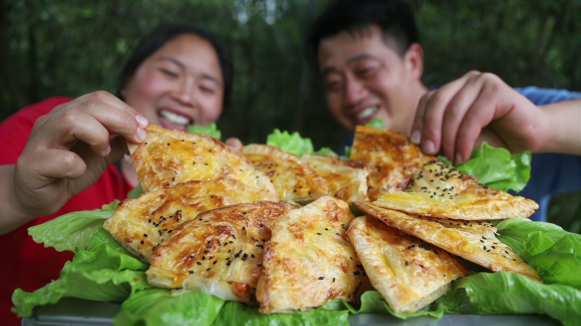 [图]花100买4斤榴莲，胖妹做榴莲手抓饼，酥得掉渣，一口下去真过瘾