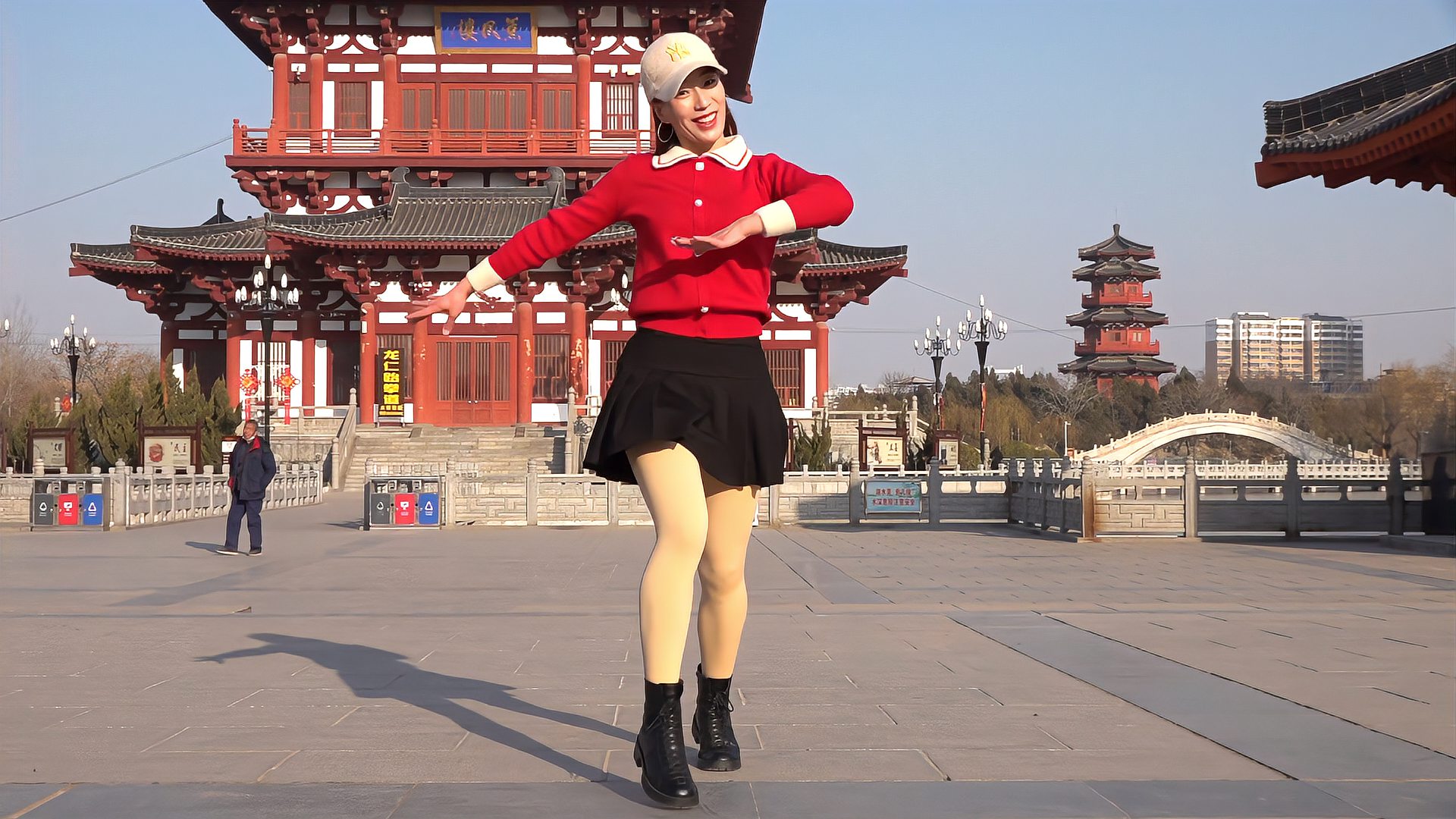 欢快喜庆的广场舞《张灯结彩》，舞步简单时尚，有教学哦