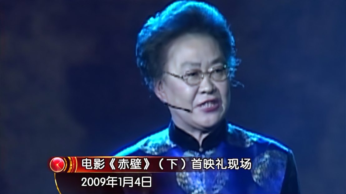 [图]2009年,一位老先生讲评书《赤壁》故事,众多明星大腕听得入神