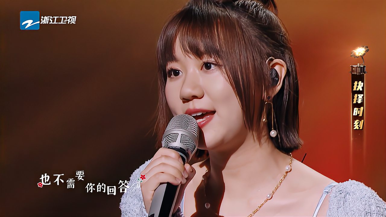 [图]天赐的声音：胡海泉演唱《送你一朵小红花》，深情唱腔引人共情