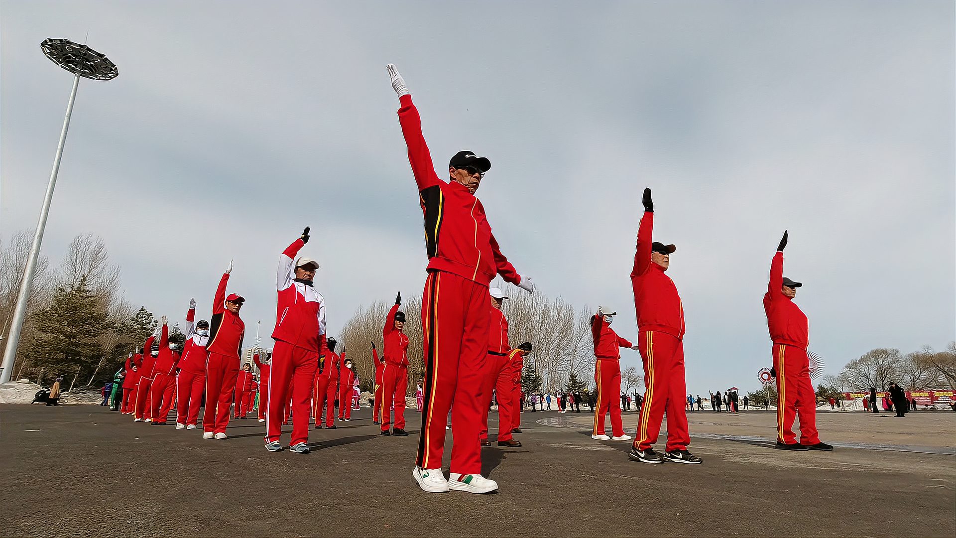 中国最火广场舞,佳木斯行进有氧健身操,千人共舞走着快乐的步伐