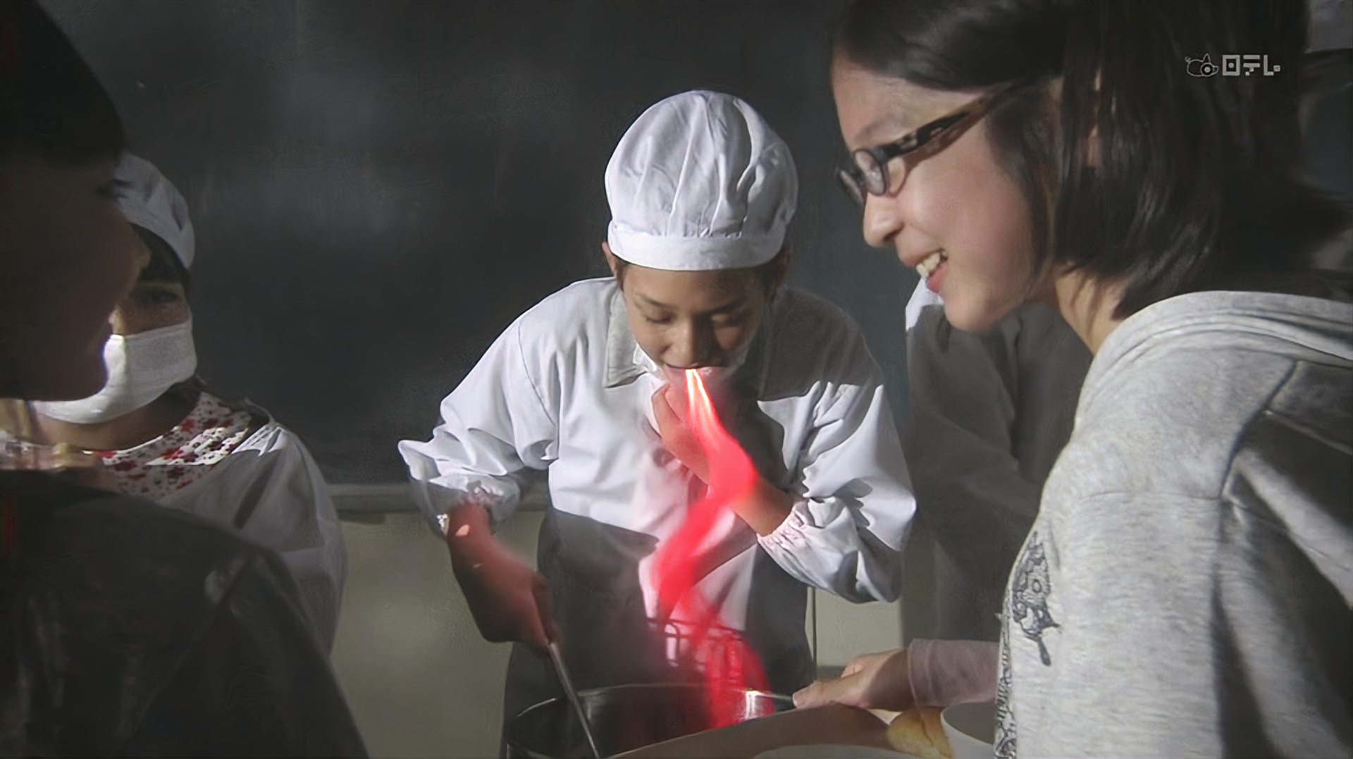 [图]妖怪化身女学生,盛饭时往菜里吐脏东西,学生们傻傻地吃掉后……