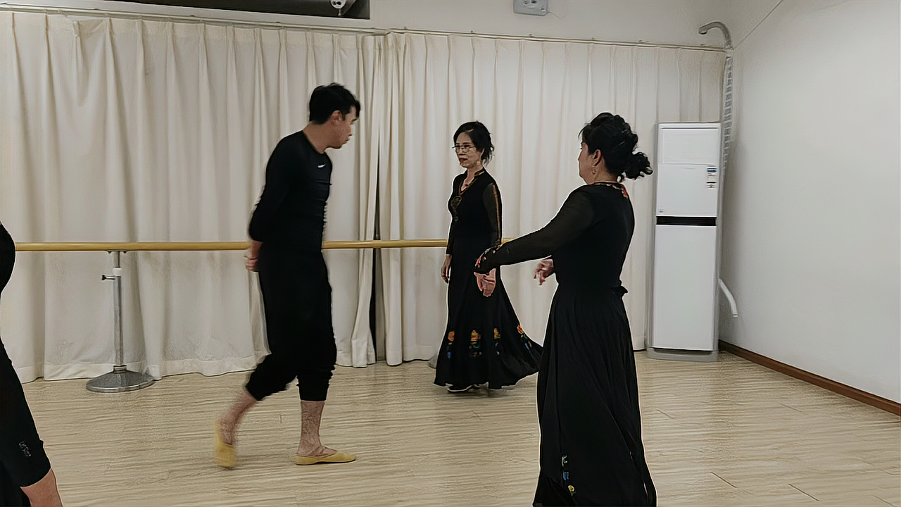 丁丁老师教习新疆广场舞对跳赛乃姆