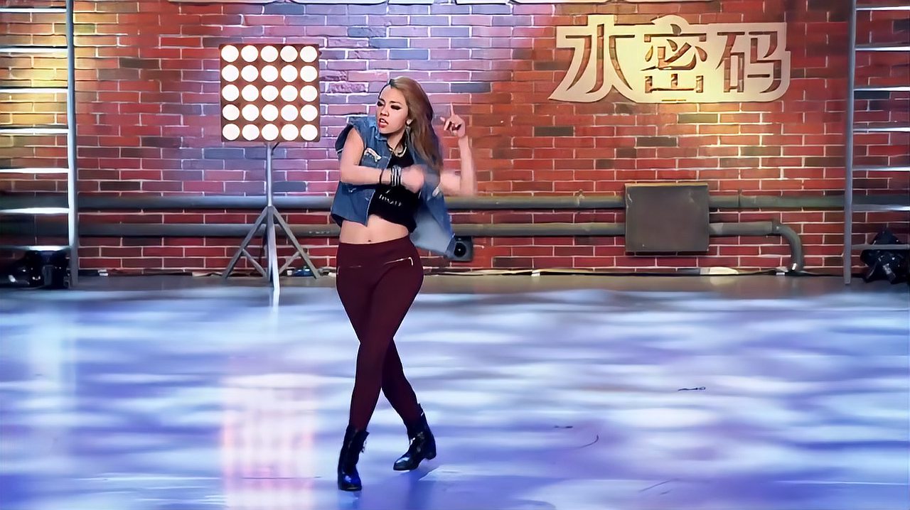 中国好舞蹈:高个女孩上好舞蹈,跳火辣劲舞,引观众喝彩