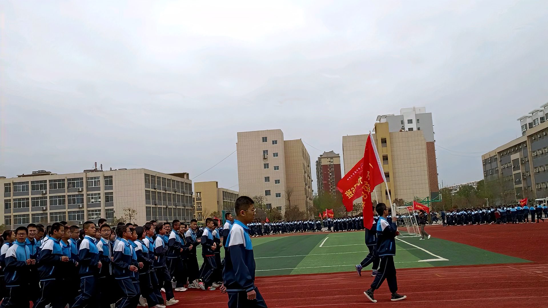 [图]中学部师生大课间跑步