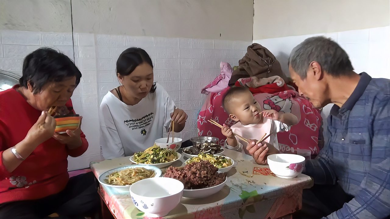 [图]欢乐农家:小杨每天干啥活满身灰尘?红豆粥配猪肺,一家人吃过瘾