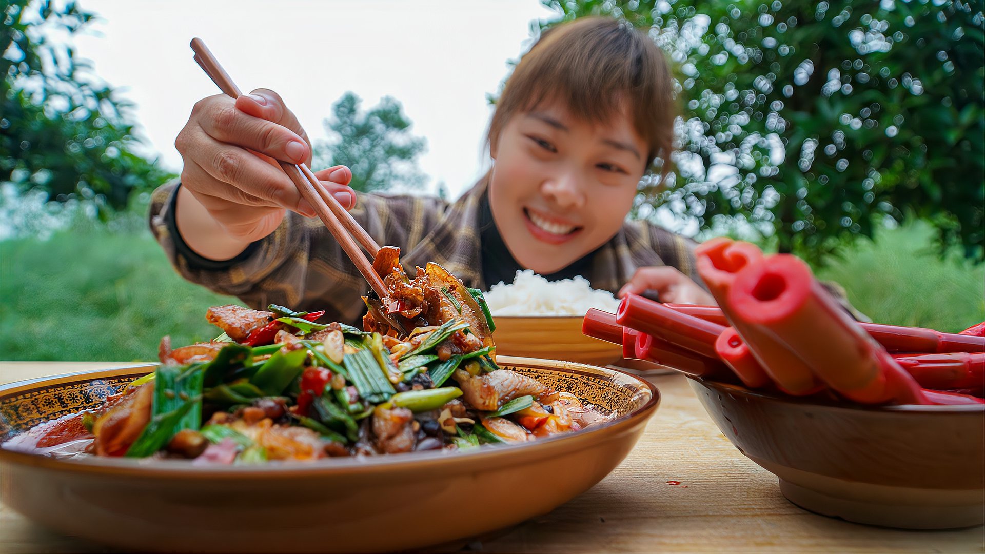 [图]秋妹今天吃蒜苗回锅肉，撒上一把风味豆豉，配上爽脆的酸笋好香哦