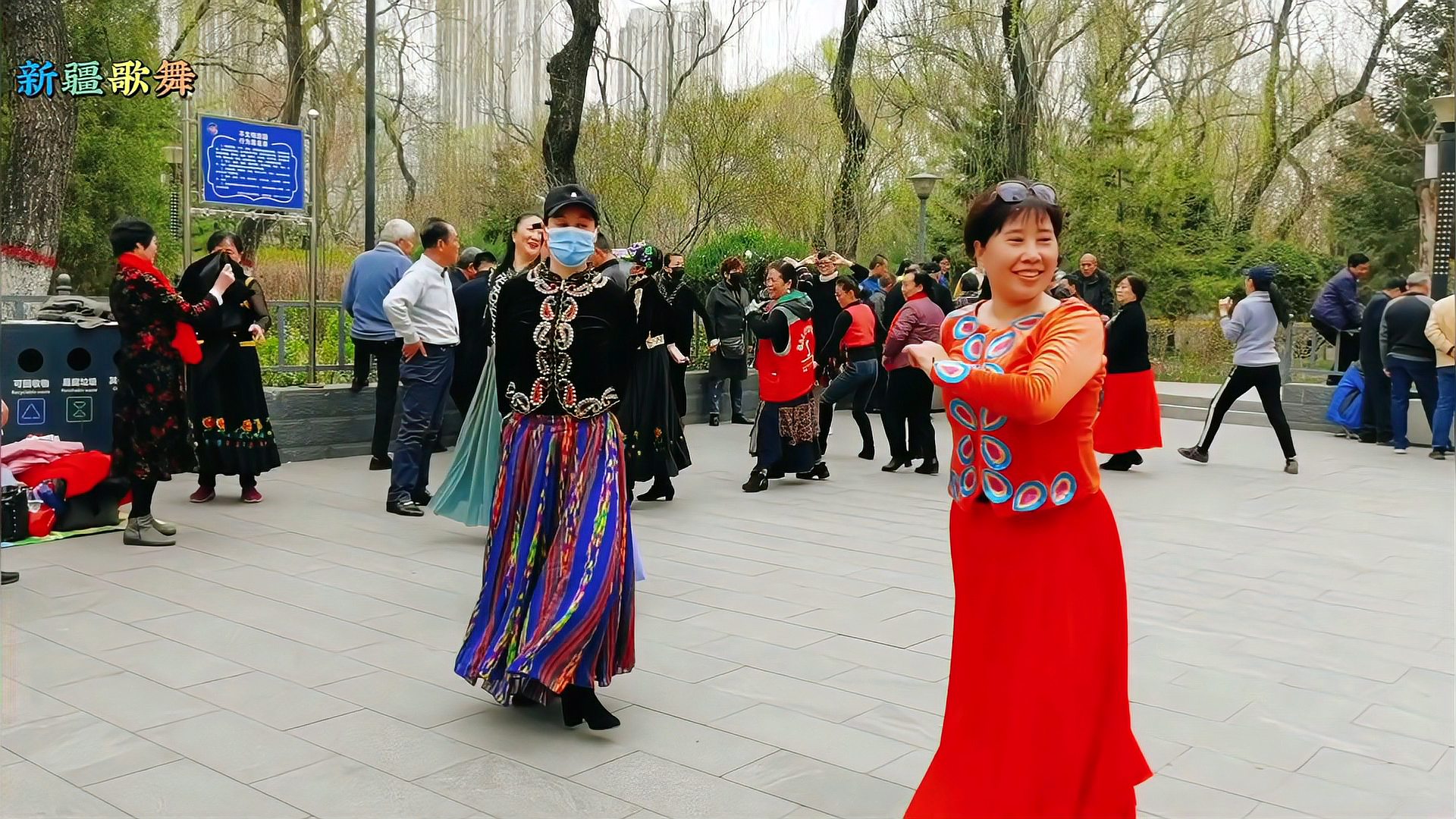新疆维吾尔《萨马舞》这个舞太有特色了看的人