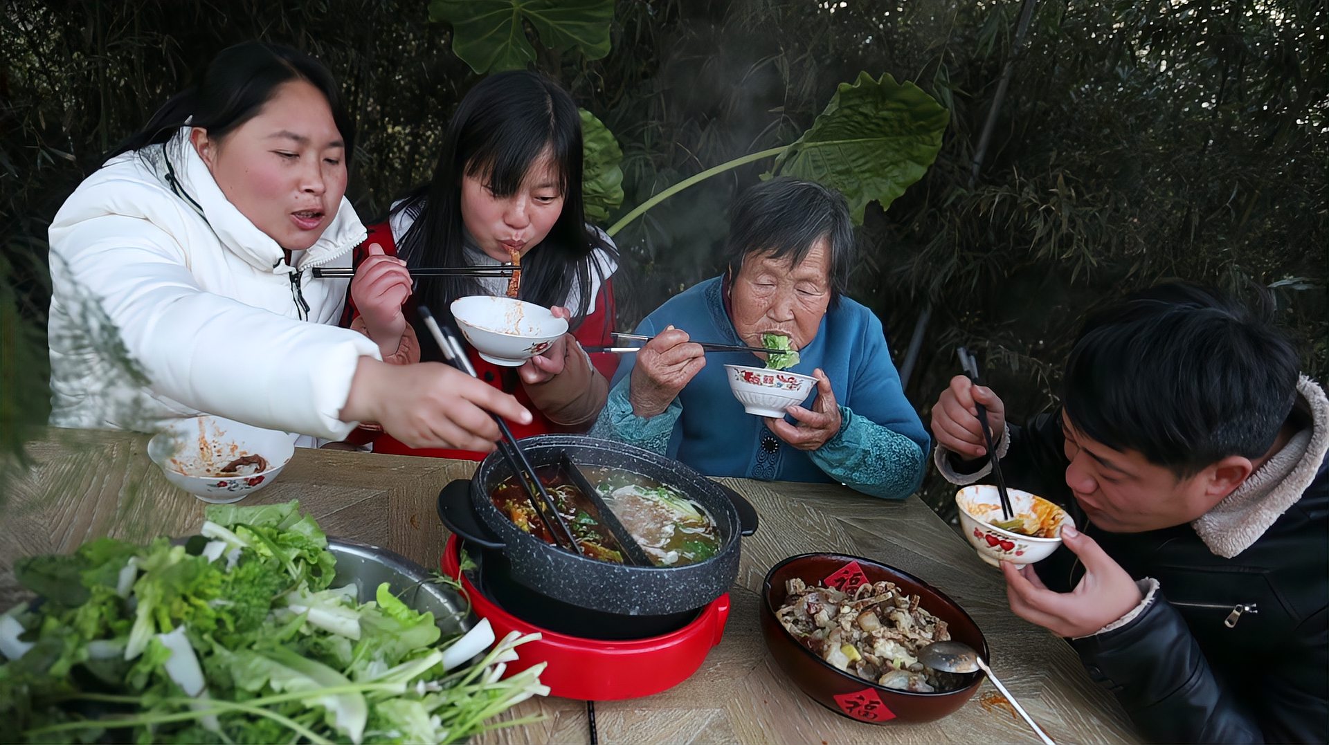 [图]胖妹车胎漏了气，整的大洋干着急，做份火锅来解气，越辣越过瘾