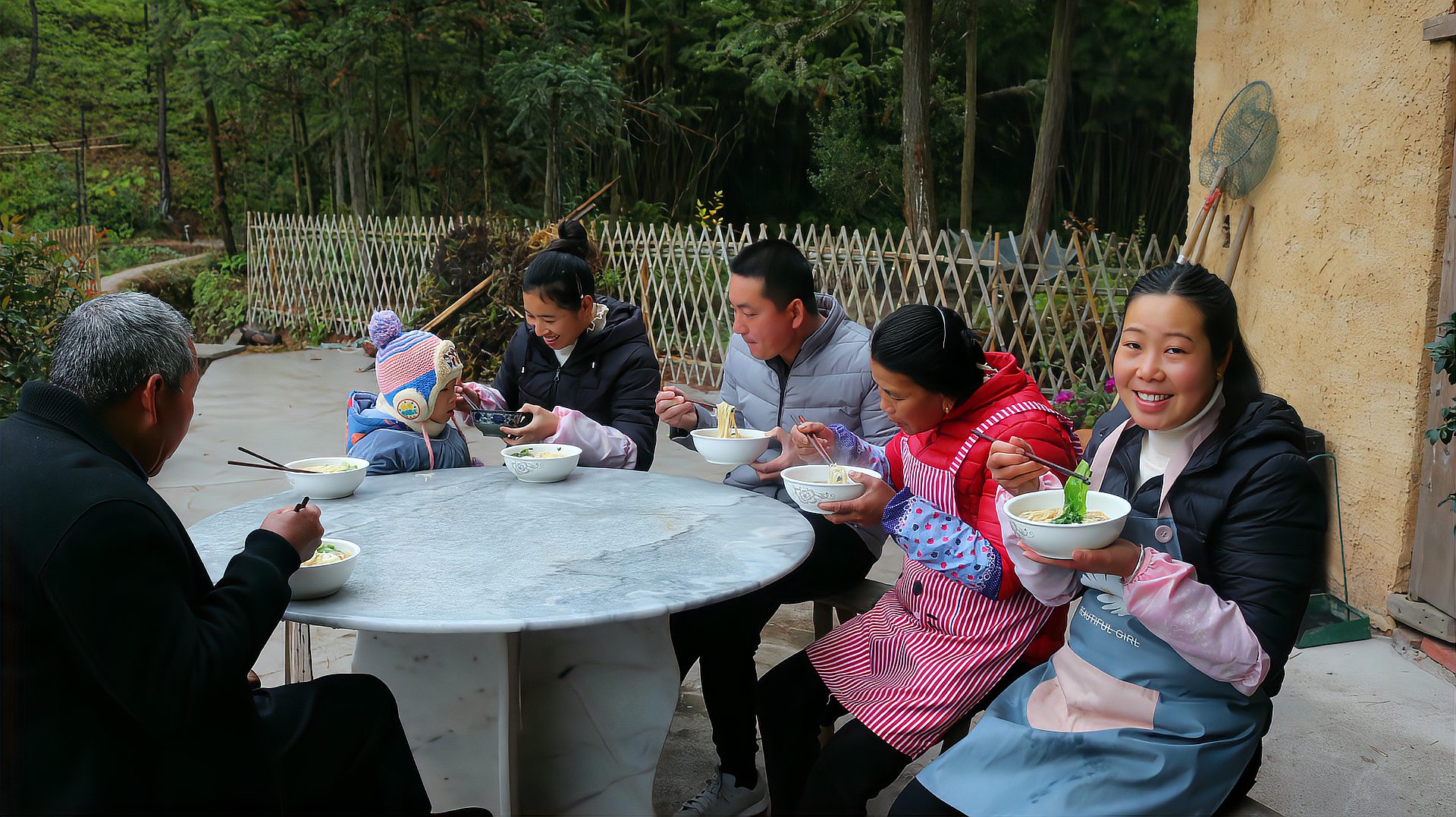 [图]美好的一天从早餐开始，全家围在一起吃得真香，简简单单的幸福