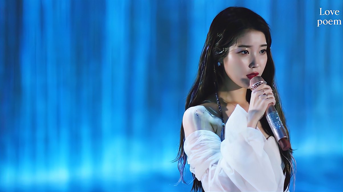 [图]IU《above the time》现场live公开,行走的CD